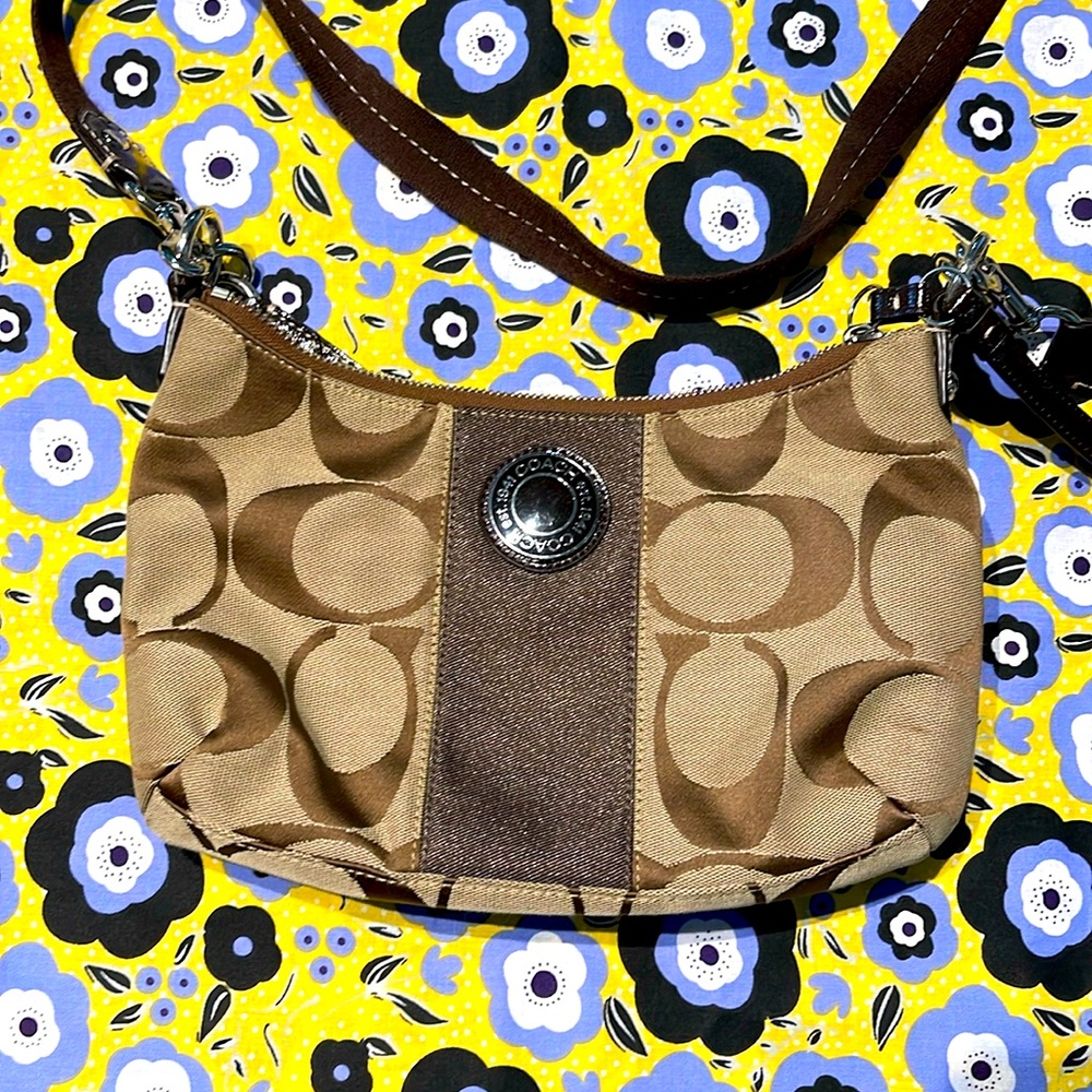 Beautiful Coach Shoulder Bag in Signature Canvas❤️❤️